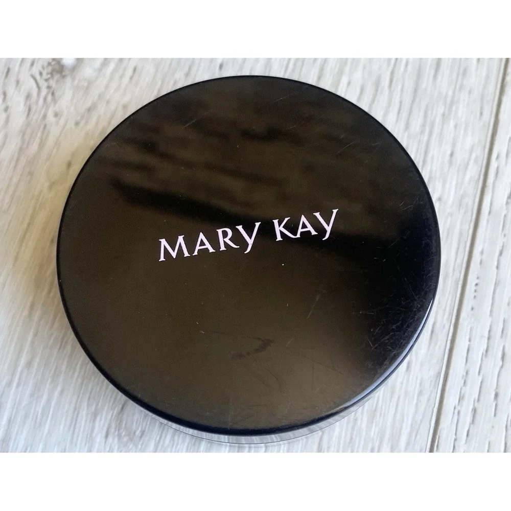 Mary Kay Silky Setting Powder‎ Light Medium Bronze  175899 New  .28 oz